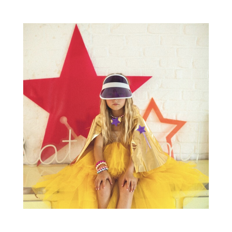 une enfant portant la visière violette