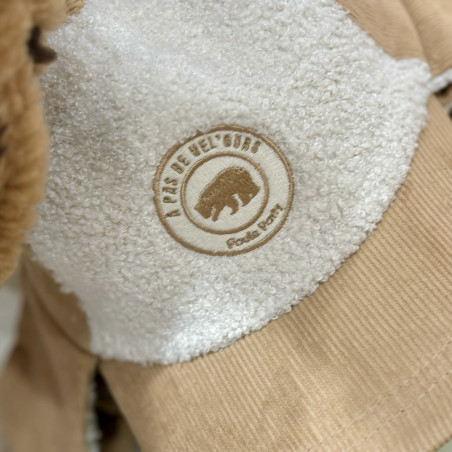 Casquette velours Cocooning sherpa avec cache-oreilles zoom sur le logo Casquette velours Cocooning sherpa avec cache-oreilles zoom sur le logo