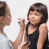 deux petites filles, une maquille l'autre avec le deux petites filles, une maquille l'autre avec le
