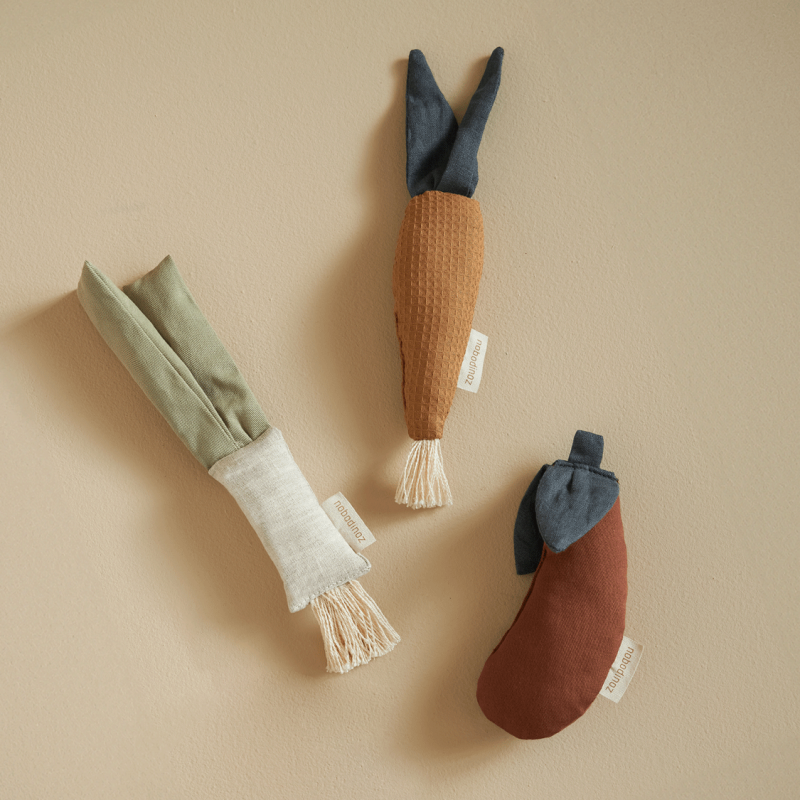 Hochet Aubergine coton bio Nobodinoz jouet d’éveil bébé en tissu