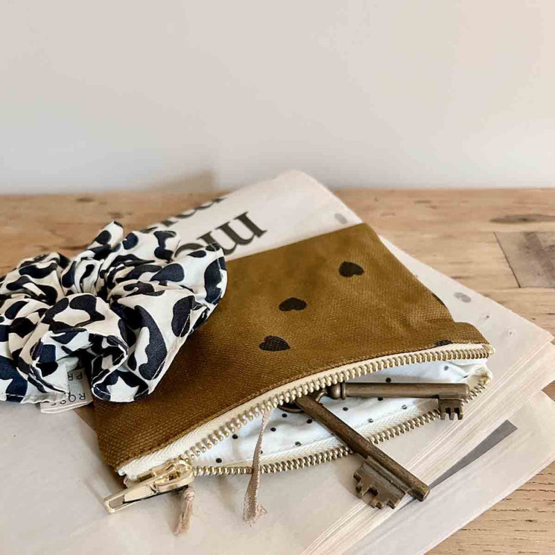 image de présentation du porte monnaie marron avec bijoux, clé et chouchou