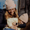 une maman et son enfant portant le bonnet une maman et son enfant portant le bonnet