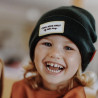 enfant portant le bonnet enfant portant le bonnet