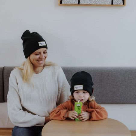 une maman et son enfant portant les bonnets