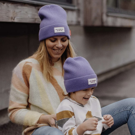 une maman et son enfant portant le bonnet une maman et son enfant portant le bonnet