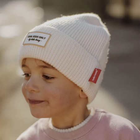 enfant portant le bonnet enfant portant le bonnet