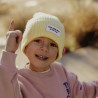 enfant portant le bonnet enfant portant le bonnet