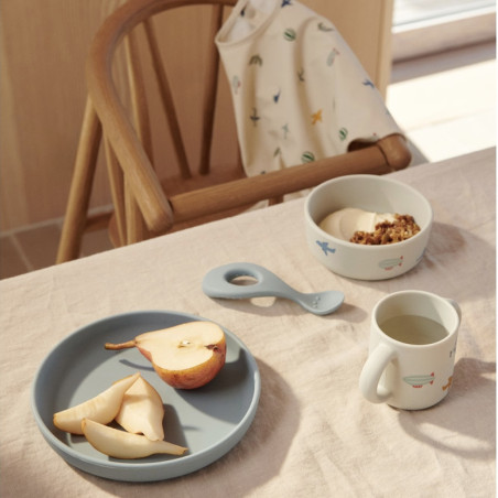 mise en situation du set sur une table avec une chaise haute de et la nourriture