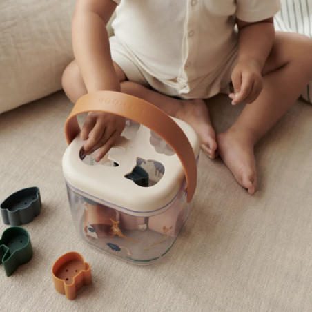 un enfant qui joue avec la boîte