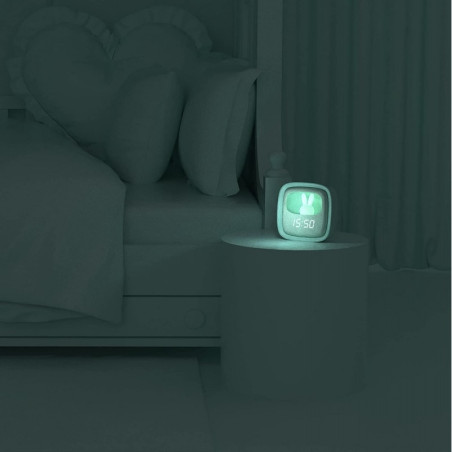 Réveil dans une chambre dans le noir
