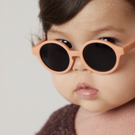 Bébé portant les lunettes de soleil