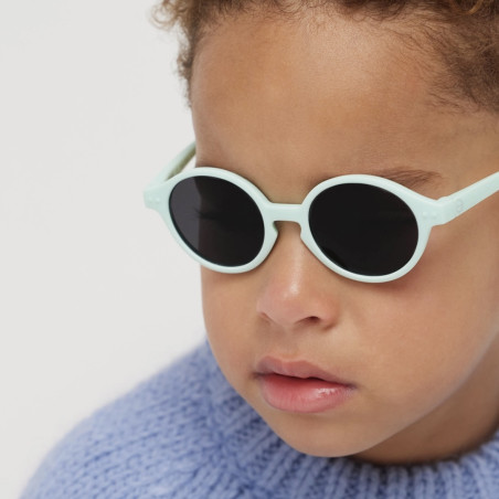 enfant portant les lunettes de soleil