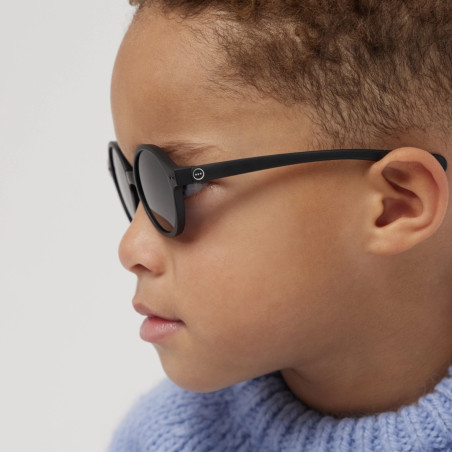 Enfant portant les lunettes de soleil