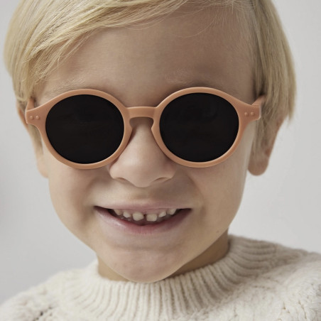 Enfant portant les lunettes de soleil