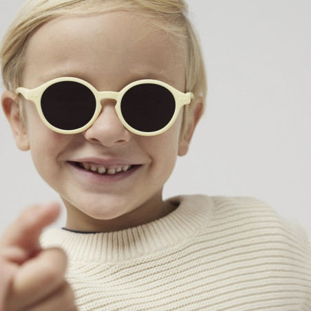 enfant portant les lunettes de soleil