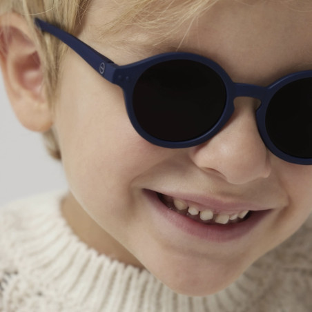 enfant portant les lunettes de soleil