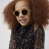 Enfant portant les lunettes de soleil Enfant portant les lunettes de soleil