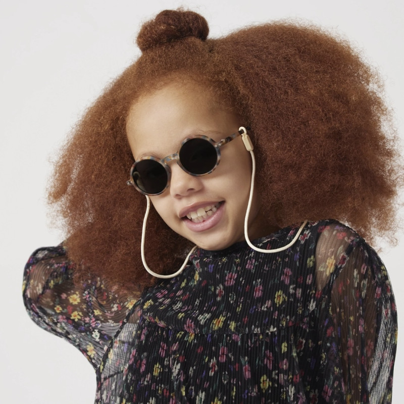 Enfant portant les lunettes de soleil