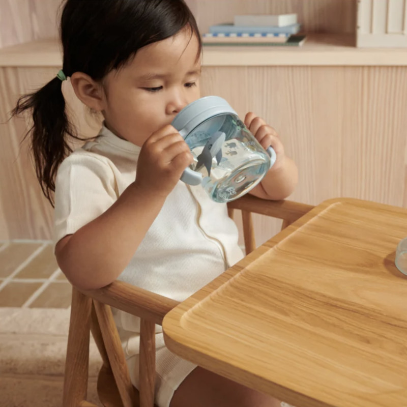 Enfant buvant dans la tasse