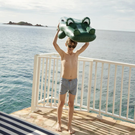 Enfant portant le short à la mer Enfant portant le short à la mer
