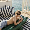 Enfant portant le short à la mer Enfant portant le short à la mer