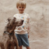 enfant portant le pull enfant portant le pull