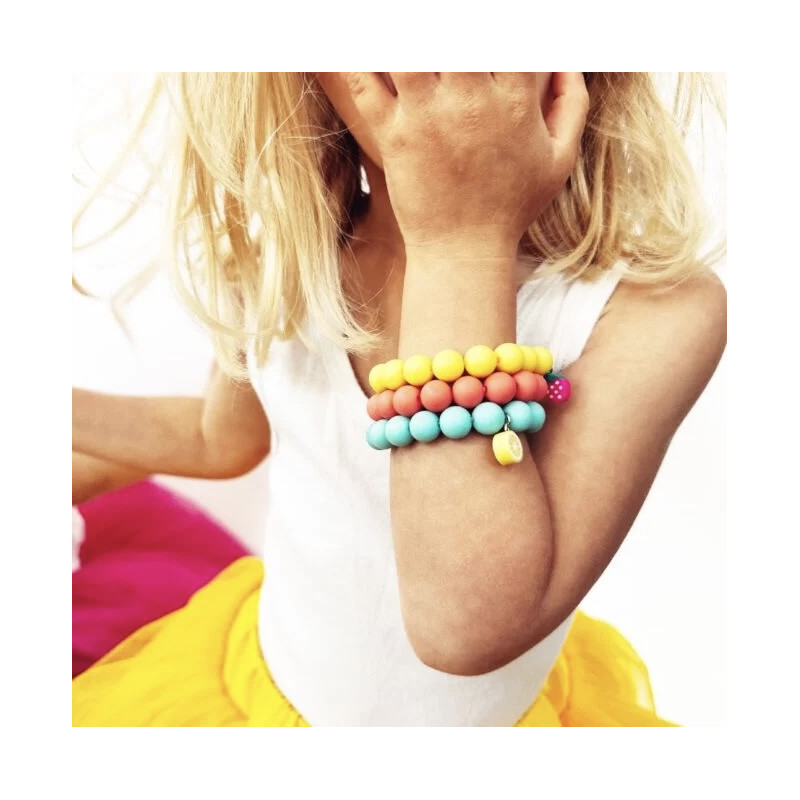 fillette portant les 3 bracelets