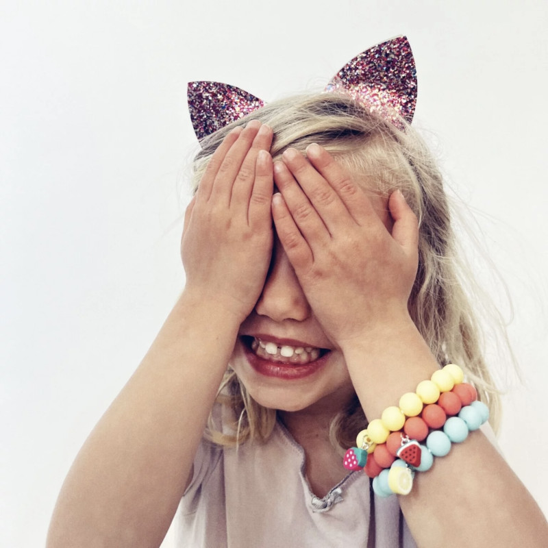 fillette portant les 3 bracelets