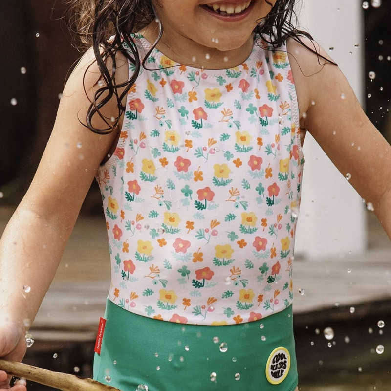petite fille portant le maillot de bain
