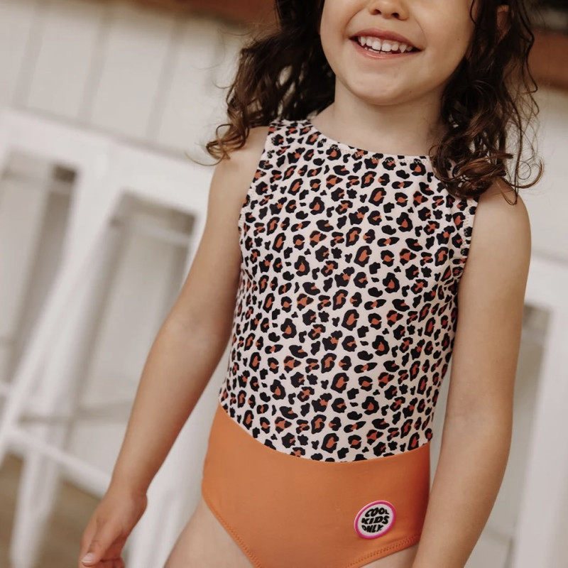 fillette portant le maillot