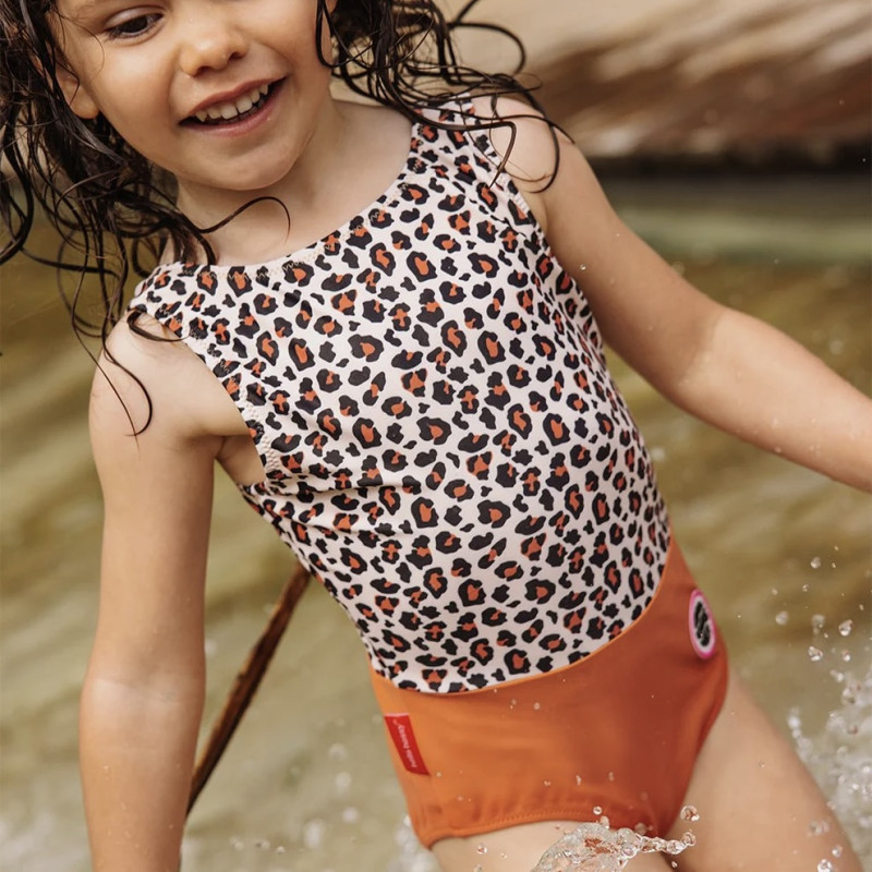 fillette portant le maillot