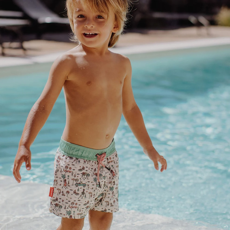 Garçon portant le maillot de bain