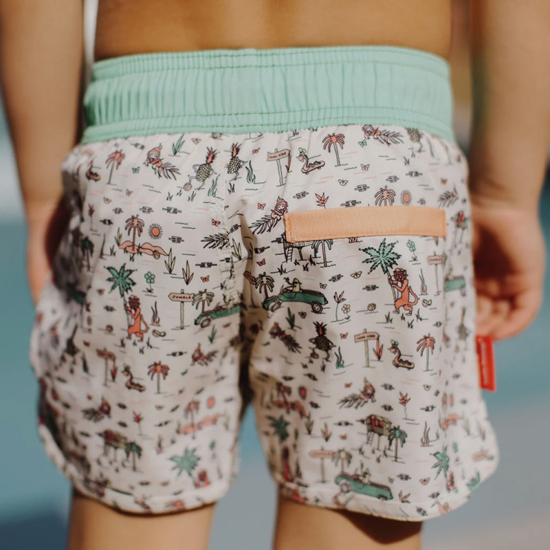 Garçon portant le maillot de bain