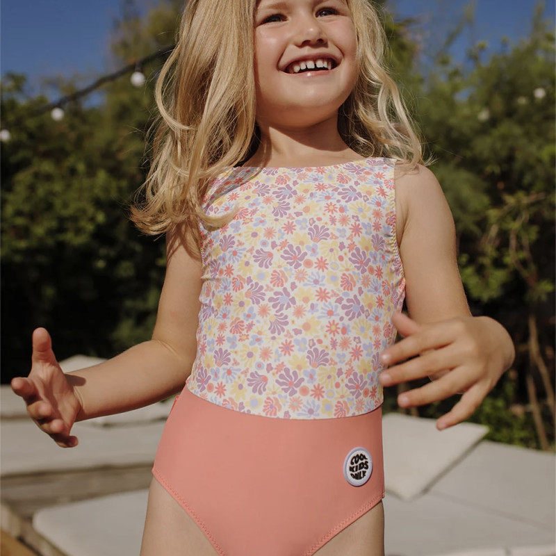 fillette portant le maillot