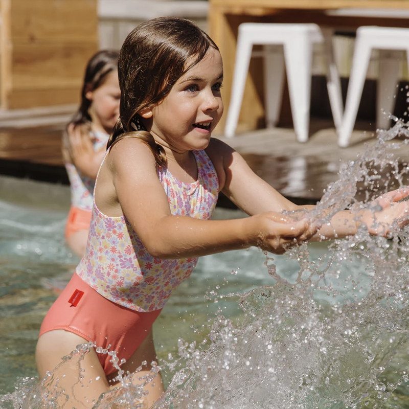 fillette portant le maillot