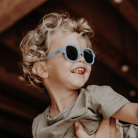 Enfant portant la paire de lunettes