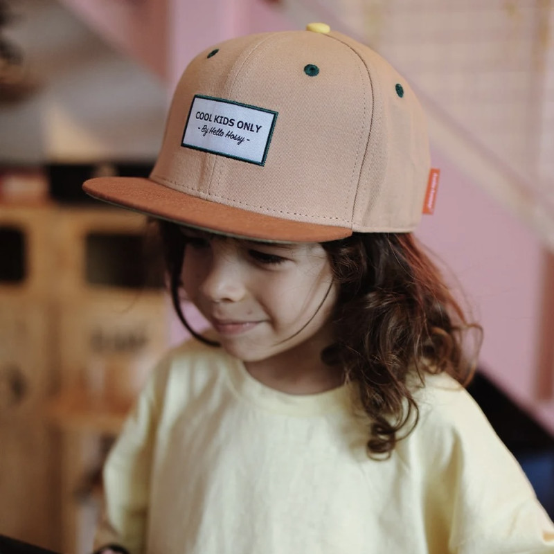 garçon portant la casquette