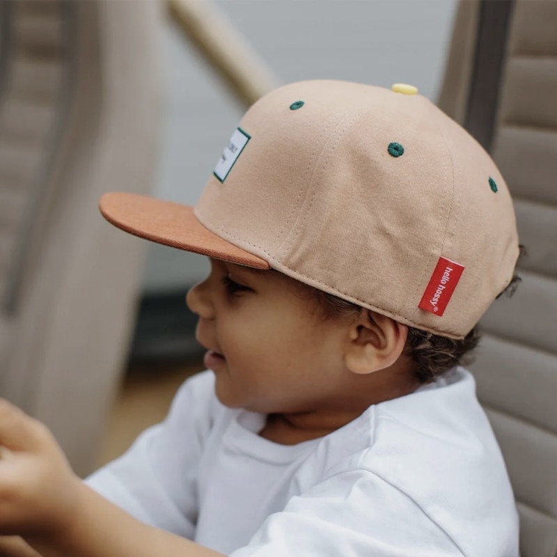 Enfant portant la casquette