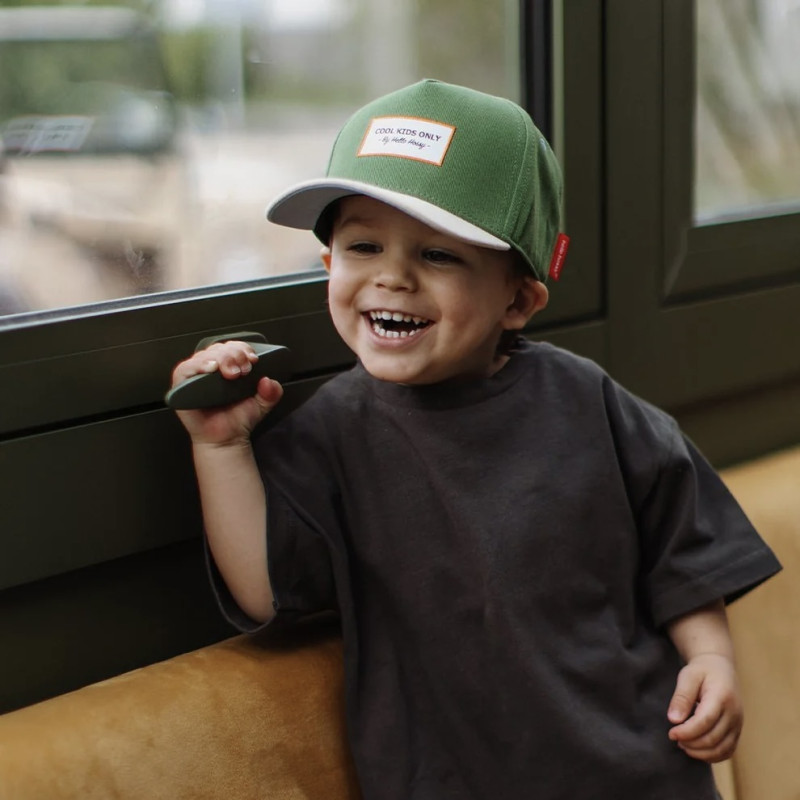 Petit garçon portant la casquette