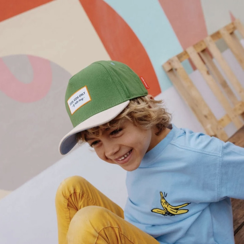 Jeune garçon portant la casquette