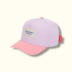 Casquette lila, visière rose, attache fuchsia de 3/4
