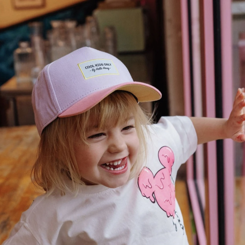 Petite fille portant la casquette