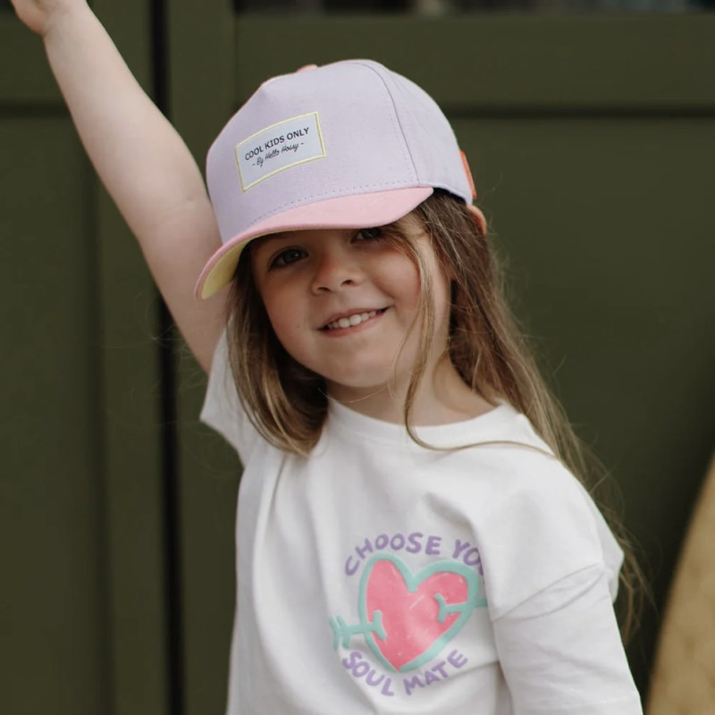 Jeune fille portant la casquette