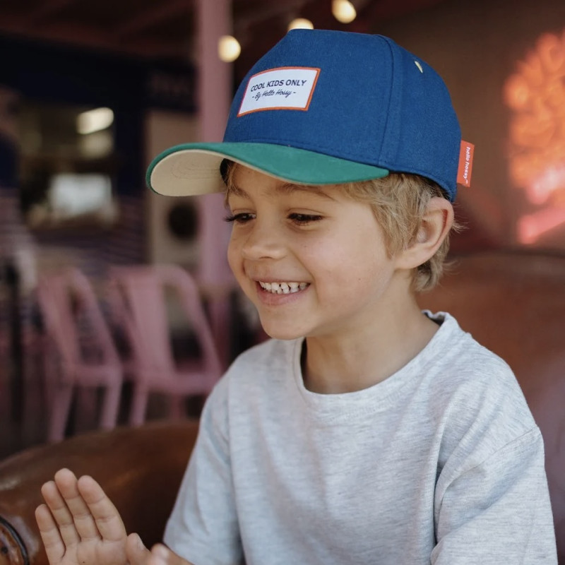 Petit garçon portant la casquette