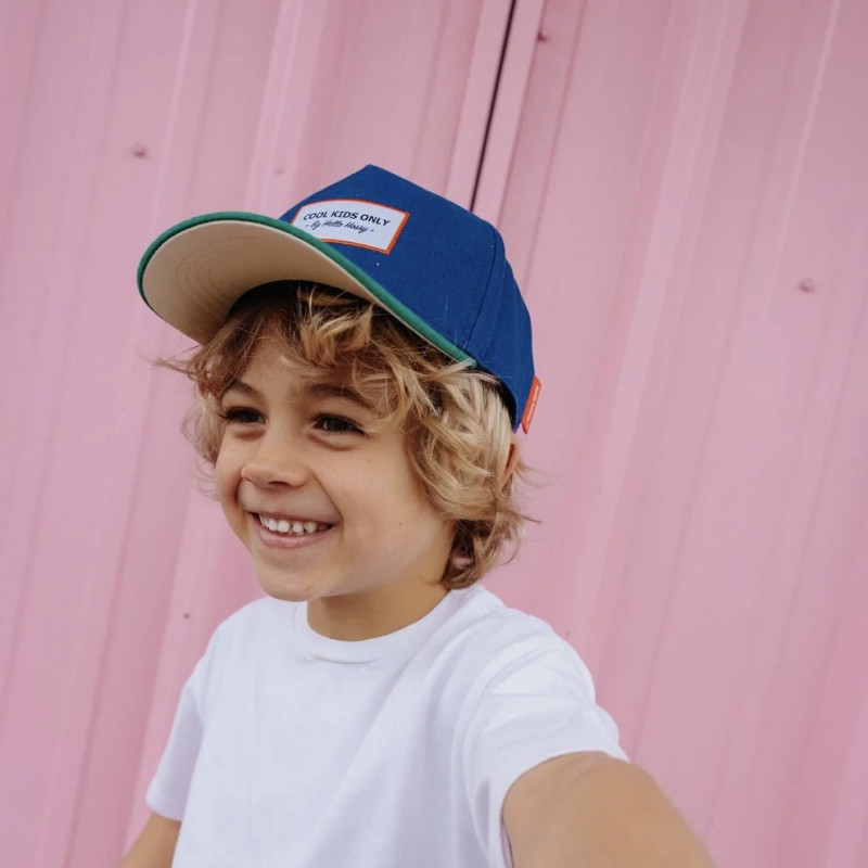 jeune garçon portant la casquette