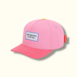 Casquette rose bonbon, visère rose foncée et attache jaune de 3/4