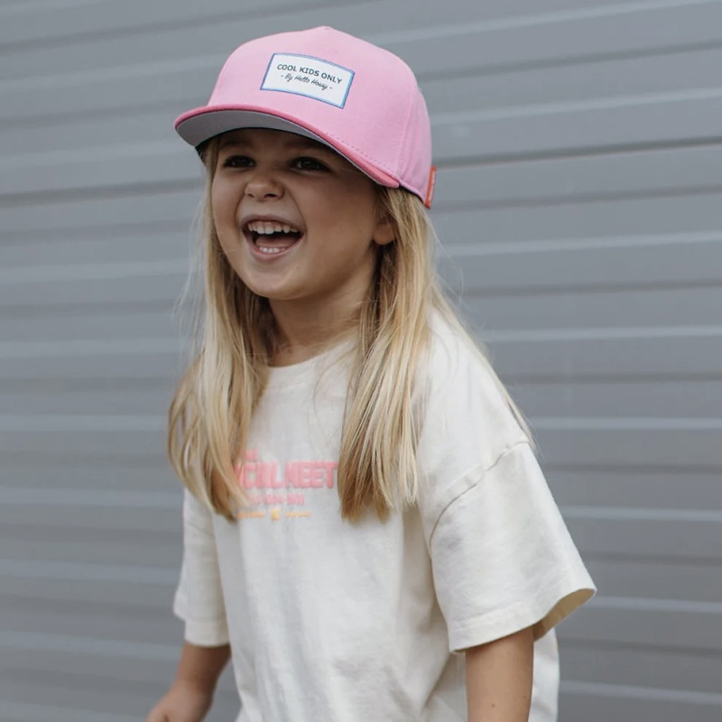 Petite fille portant la casquette
