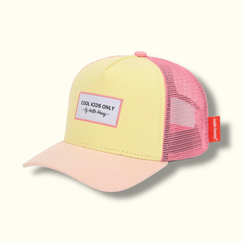 Casquette jaune devant, rose ajourée derrère, visière rose pâle et attache rose de 3/4