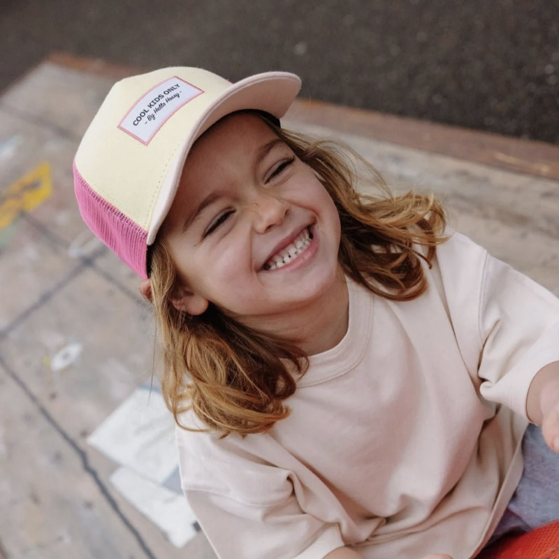 Petite fille portant la casquette