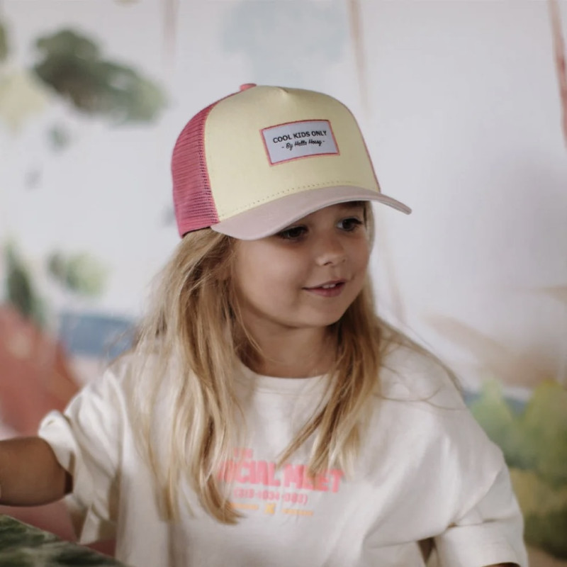 jeune fille portant la casquette